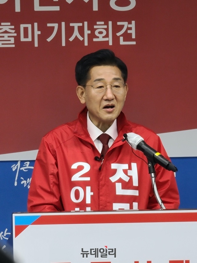 ▲ 전만권 전 천안시부시장이 17일 아산시청에서 오는 6월 1일 아산시장 출마를 선언하고 있다.ⓒ김정원 기자