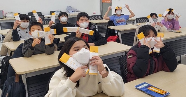 ▲ 충남 논산계룡교육지원청이 자가검사 키트를 각 마을학교에 배부하고 있다.ⓒ논산계룡교육지원청