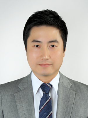 ▲ 민동기 대구보건대학교 교수(물리치료과)가 최근 국민건강보험공단 노인장기요양보험제도의 정착과 장기요양급여의 수준 향상에 기여한 공로로 국민건강보험공단 이사장 감사패를 받았다.ⓒ대구보건대