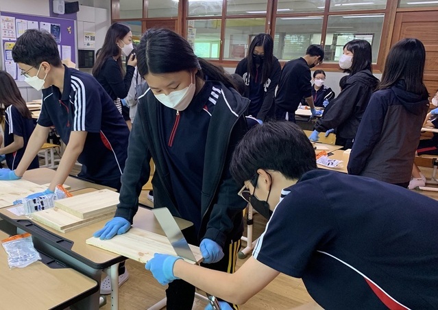 ▲ 마을학교 교사가 학생에게 공예품 만들기를 지도하고 있다.ⓒ세종시교육청