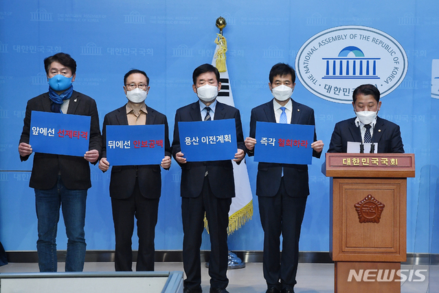 ▲ 더불어민주당 국방위원회 위원들이 17일 서울 여의도 국회 소통관에서 '대통령 집무실 국방부청사 이전 추진' 관련 기자회견을 하고 있다. ⓒ뉴시스