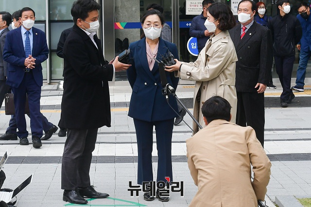 ▲ 은수미 성남시장이 지난 2020년 10월16일 오후 경기 수원시 수원고등법원에서 열린 파기환송심 선고공판을 마치고 취재진의 질문에 답하고 있다.ⓒ뉴데일리DB