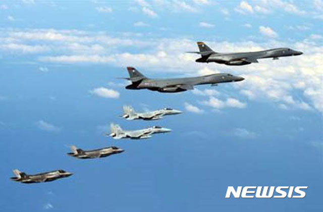 ▲ 2017년 10월 미국과 북한 간의 입씨름이 한창일 때 한반도에 전개된 미 공군 전략폭격기 B-1B 랜서 편대와 이를 호위하는 F-35A, F-15 전투기 편대. B-1B 랜서는 유사시 확장억제 수단이 된다. ⓒ뉴시스. 무단전재 및 재배포 금지.