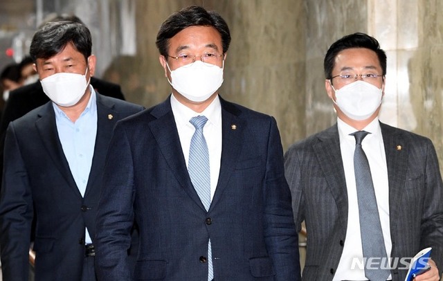 ▲ 윤호중 더불어민주당 비대위원장이 17일 서울 여의도 국회에서 열린 초선 의원 간담회에 참석하고 있다. ⓒ뉴시스