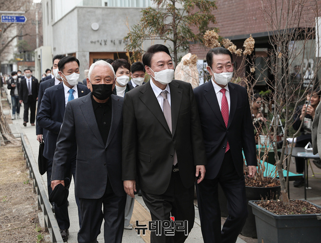 ▲ 윤석열 대통령 당선인(가운데)이 17일 오후 서울 종로구 통의동 집무실 인근 식당에서 점심 식사를 마치고 김한길 국민통합위원장(왼쪽), 박주선 대통령 취임식 준비위원장과 함께 산책하고 있다.ⓒ정상윤 기자(사진=국민의힘)