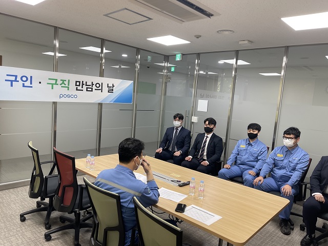 ▲ 협력사 취업희망자 교육 중 구인·구직자 간 면담을 진행하고 있다.ⓒ포항제철소