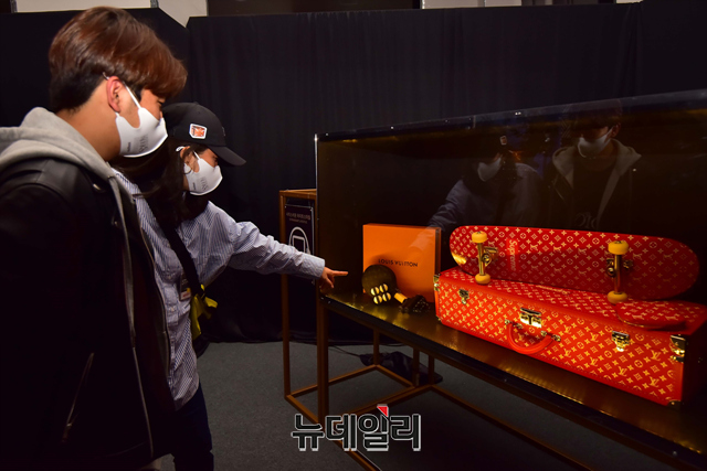 ▲ 팝스타 저스틴 비버가 소유한 스케이트보드 트렁크.ⓒ강민석 기자