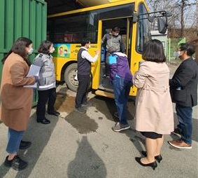 ▲ 세종시교육청 합동 점검반이 통학차량 안전점검을 하고 있다.ⓒ세종시교육청