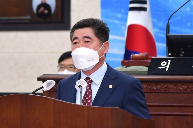 ▲ 김태수 청주시의원이 18일 흥덕구 강서동에 위치한 옛 예비군훈련장 시설을 지역 주민들에게 돌려줄 것을 강력 촉구하고 있다.ⓒ청주시의회