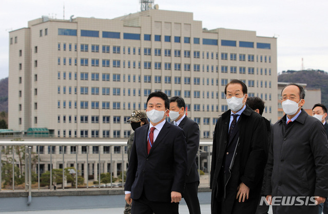 ▲ 권영세 대통령직인수위원회 부위원장 등 인수위원회 관계자들이 18일 대통령 집무실 후보지인 서울 용산구 국방부 청사를 둘러보고 있다. ⓒ뉴시스