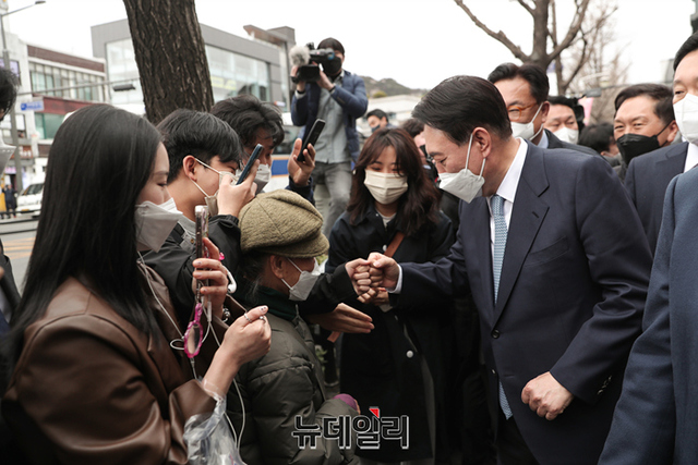 ▲ 윤석열 대통령 당선인이 18일 오후 오찬 직후 산책을 하며 시민들과 인사를 나누고 있다.ⓒ정상윤 기자(사진=국민의힘)