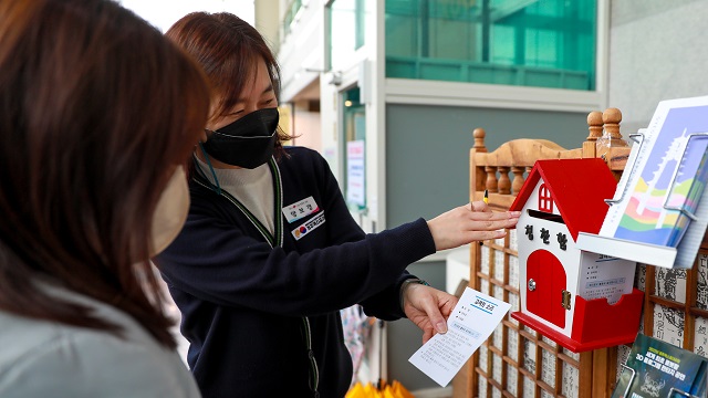 ▲ 경주엑스포대공원 직원이 관람객에게 고객의 소리함 이용 방법에 대해 설명하고 있다.ⓒ경주엑스포
