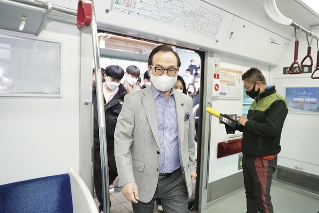 ▲ 박상돈 천안시장이 19일 수도권전철 1호선을 탑승한 뒤 시내버스로 갈아타기 위해 이동하고 있다.ⓒ천안시