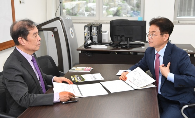 ▲ 이철우 지사(오른쪽)는 18일 김병준 지역균형발전특별위원장과 만나 지역 현안을 건의하고 있다.ⓒ경북도