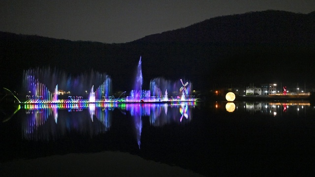 ▲ 달성군(군수 김문오)이 지난 14일부터 달성군의 랜드마크이자 대구 시민들의 여가·문화 공간인 옥연지 송해공원에 다채로운 경관을 선보이는 음악·조명분수를 조성해 운영을 시작했다.ⓒ달성군