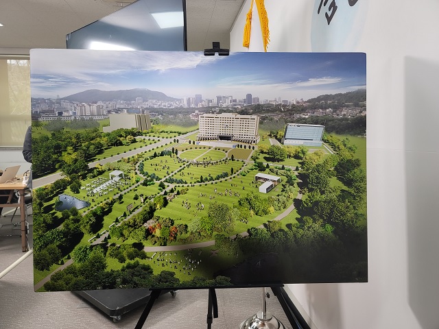 ▲ 윤석열 대통령 당선인이 20일 서울 종로구 삼청동 한국금융연수원에서 가진 기자회견에서 '용산 대통령 시대' 공식화를 발표하며 설명한 용산 국방부 청사 조감도.ⓒ손혜정 기자