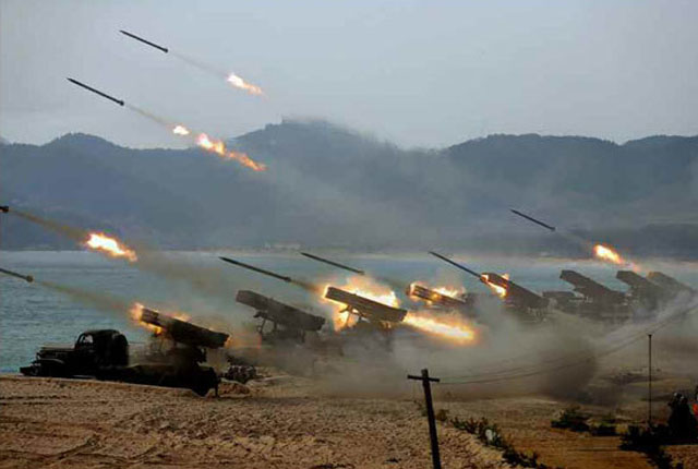 ▲ 2020년 3월 포사격 대회에서 방사포를 쏘는 북한군 포병부대. ⓒ뉴시스. 무단전재 및 재배포 금지.