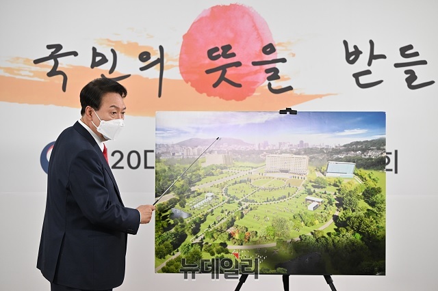 ▲ 윤석열 대통령 당선인이 20일 오전 서울 종로구 삼청동 한국금융연수원 별관에서 열린 기자회견에서 용산 국방부청사 조감도를 단상에 두고 설명을 하고 있다.ⓒ당선인 대변인실