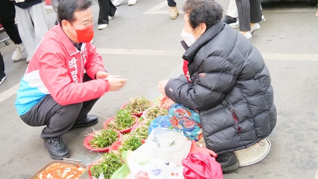 ▲ 박경국 충북지사 예비후보가 지난 19일 청주 육거리시장에서 야채를 판매하는 한 노점상 할머니와 대화하고 있다.ⓒ박경국 예비후보 선거사무실