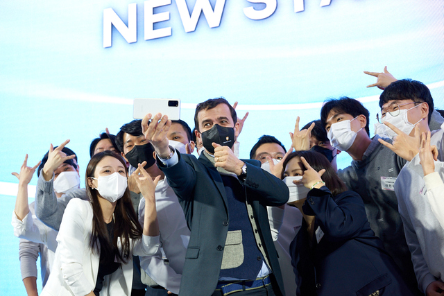 ▲ 드블레스 대표가 지난 16일 행사에서 임직원들과 기념 촬영을 하는 모습. ⓒ르노코리아