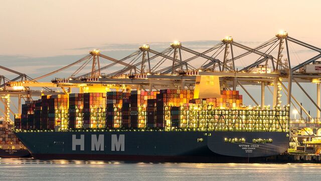 ▲ 네덜란드 로테르담항에서 화물을 선적하고 있는 2만4000TEU급 컨테이너선 ‘HMM 그단스크’호. ⓒHMM