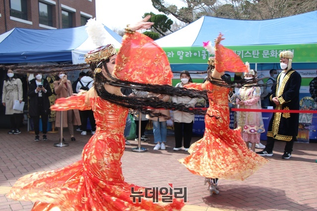 ▲ ‘나브루즈’행사에는  우즈베키스탄, 타지키스탄, 몽골, 터키, 실크로드 중앙아시아연구원 등 국가별 유학생들이 운영하는 5개의 부스가 마련됐고, 이곳에서는 각 국가별 전통음식, 공연이 펼쳐져 중앙아시아 문화를 직접 체험하는 장이 마련됐다.ⓒ뉴데일리