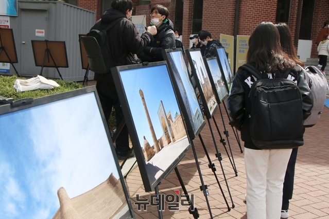 ▲ 계명대 학생이 행사장에 설치된 우즈베키스탄 등 중앙아시와 관련한 사진전을 살펴보고 있다.ⓒ뉴데일리