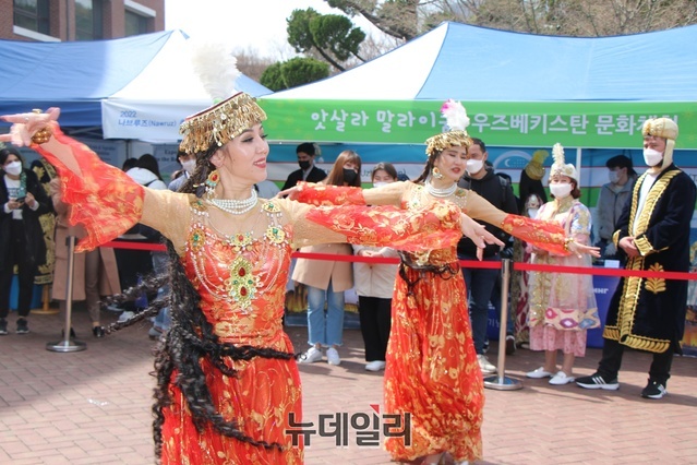 ▲ ‘나브루즈’는 노브루즈, 노우르즈, 나브루즈, 나우르즈, 네브루즈 등 국가마다 명칭이 조금씩 다르긴 하지만 중앙아시아 국가들을 비롯해 터키, 이란, 아프가니스탄, 파키스탄 등지에서 오랜 세월 지켜온 명절로 추웠던 긴 겨울을 마감하고, 춘분을 맞이하는 기념일이자 문화축제이다.ⓒ뉴데일리