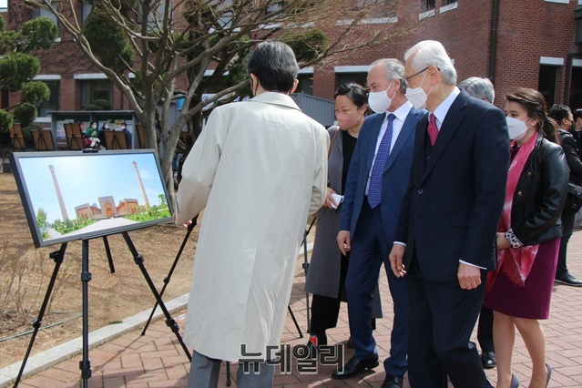 ▲ 신일희 계명대 총장과 아크말 누리디노프 우즈베키스탄 예술학술원 회장 등이 중앙아시아 사전전을 살펴보고 있다.ⓒ뉴데일리