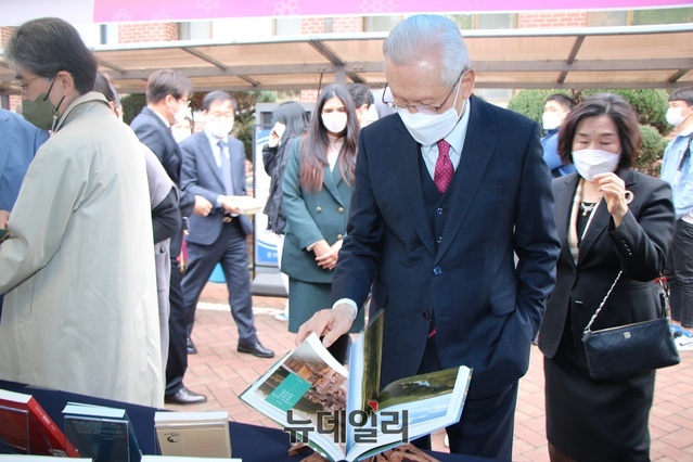 ▲ 신일희 계명대 총장이 중앙아시아 국가들을 비롯한 터키, 이란 등과 관련된 책자를 행사장에서 살펴보고 있다.ⓒ뉴데일리