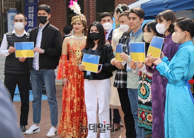 ▲ ‘나브루즈’행사에서 우즈베키스탄 등 계명대 유학생들과 계명대 재학생들이 우크라이나 전쟁과 관련한 평화 퍼포먼스를 펼치고 있다.ⓒ뉴데일리