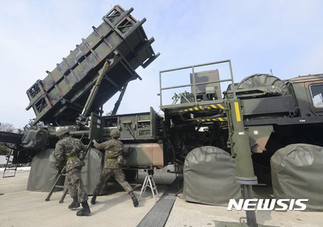 ▲ 한국군이 보유한 패트리어트 미사일. 해당 부대는 수도권 일대를 지키는 제3방공유도탄여단 소속이다. 문재인 정부는 2020년 1월 경북에 배치해 놓은 패트리어트 포대 일부를 청와대 뒷산에 배치했다. ⓒ뉴시스. 무단전재 및 재배포 금지.