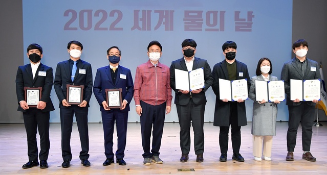 ▲ 경북도는 21일 오후 도청에서 UN이 정한 ‘세계 물의 날’을 맞아 경북녹색환경지원센터와 함께 물관리의 중요성과 소중함을 알리기 위한 ‘2022 세계 물의 날’기념식을 가졌다.ⓒ경북도