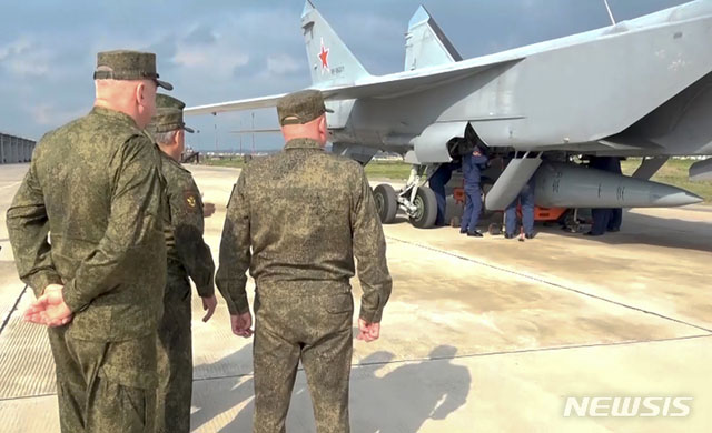 ▲ 미그-31K 전투기아 '킨잘'을 장착하는 모습을 보는 러시아군 수뇌부. ⓒ뉴시스 AP. 무단전재 및 재배포 금지.