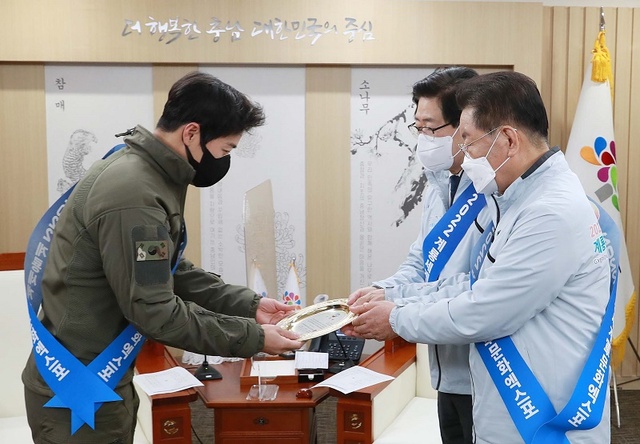 ▲ 양승조 충남도지사와 유병훈 조직위 사무총장이 21일 도청에서 방송인 최영재씨에게 엑스포 홍보대사 위촉패를 주고 있다.ⓒ충남도