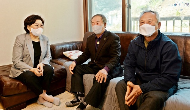 ▲ 이혜훈 전 의원이 21일 제천시 금성면에 위치한 큰댁의 작은 오빠집을 찾아 사촌 오빠들과 이야기를 하고 있다.ⓒ이혜훈 전 의원 사무실