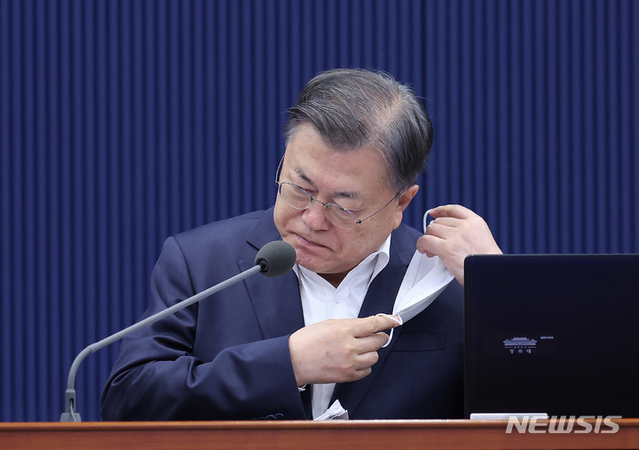 ▲ 문재인 대통령이 22일 오전 청와대 여민관에서 열린 영상국무회의에서 발언을 위해 마스크를 벗고 있다. ⓒ뉴시스
