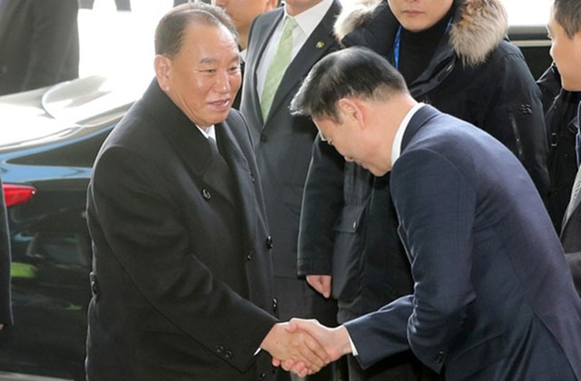 ▲ 2018년 2월 평창 동계올림픽 폐막식에 참석하기 위해 남한을 찾은, '천안함 폭침'의 주역 김영철. 당시 우리 측 인사가 고개를 숙이며 악수하는 모습이 큰 논란이 됐다. 이후 국민들 사이에서 통일부에 대한 신뢰도는 급격히 떨어졌다. ⓒ연합뉴스. 무단전재 및 재배포 금지.