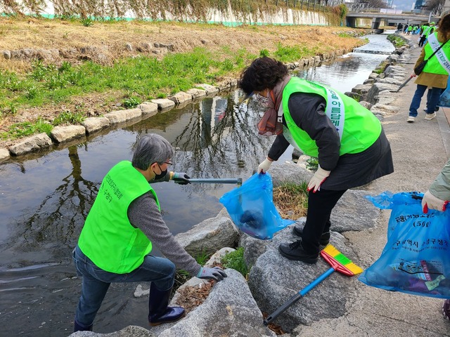 ▲ 대구 수성구(구청장 김대권)는 세계 물의 날(3월 22일)을 기념하여 지난 21일 자연보호수성구협의회(회장 오세구)와 함께 범어천 정화활동을 펼쳤다.ⓒ수성구