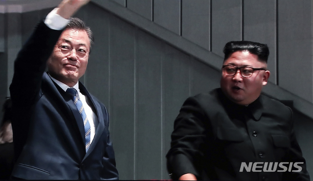 ▲ 문재인 대통령과 김정은의 지난 2018년 남북정상회담 당시 모습. ⓒ뉴시스