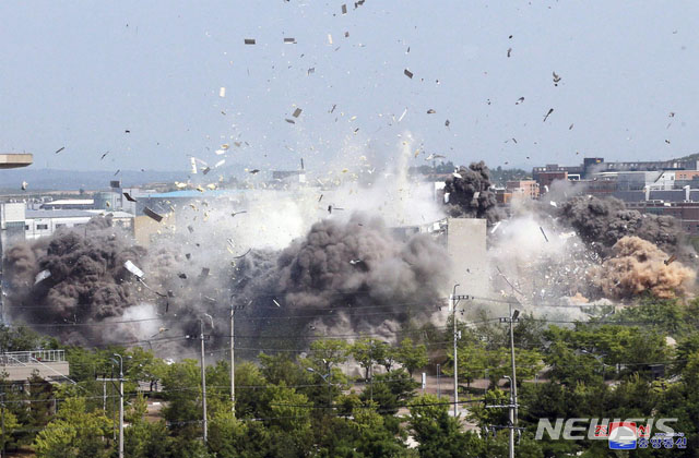 ▲ 북한이 공개한 개성 남북공동연락사무소 폭파 장면. ⓒ뉴시스