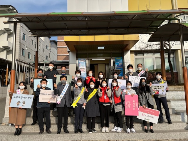 ▲ 청도군은 22일 모계중학교 청소년 대상으로 청소년전화 1388 홍보를 위한 찾아가는 이동거리상담을 실시했다.ⓒ청도군