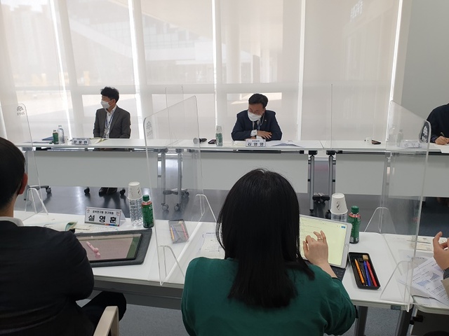 ▲ 22일 충남도청에서 열린 경제발전전략 1차 경제공동체 분야 컨설팅 회의.ⓒ충남도