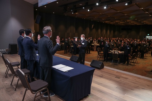 ▲ 충남도와 77개 대형 및 지역중소건설업체 최고경영자들이 지역 업체의 아파트 건설공사 참여 확대와 중대재해 예방 실천을 위해 손을 잡았다. 양승조 충남도지사 등이 건설사 대표로부터 안전실천 업무협약과 함께 대형건설사고 예방 실천을 결의하고 있다.ⓒ충남도