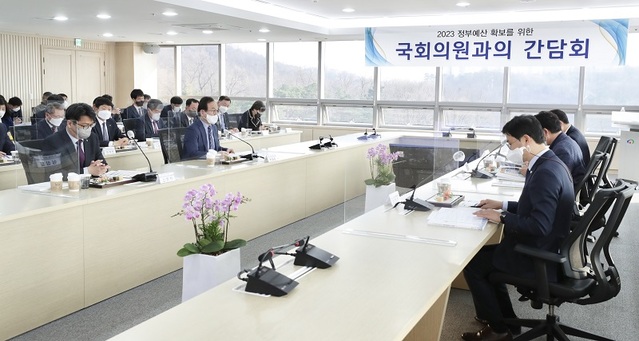 ▲ 22일 천안시에서 열린 내년 국비확보를 위한 지역구 국회의원 초청 간담회.ⓒ천안시