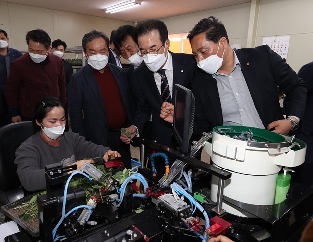 ▲ 이성희 농협중앙회장(오른쪽부터 두 번째)이 신기섭 맹동농협 조합장(오른쪽 첫 번째)과 함께 수박묘 접붙이기를 보고 있다.ⓒ충북농협