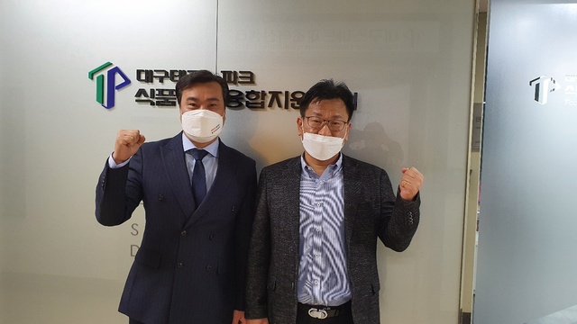 ▲ 대구경북중소상공인지원협회(협회장 채영준, 왼쪽)는 지난 18일 대구테크노파크 식품산업융합지원센터와 국비지원 정보제공, 빅테이터 기반 온라인마케팅 교육 등에 대한 업무협약을 체결했다.ⓒ대구경북중소상공인지원협회