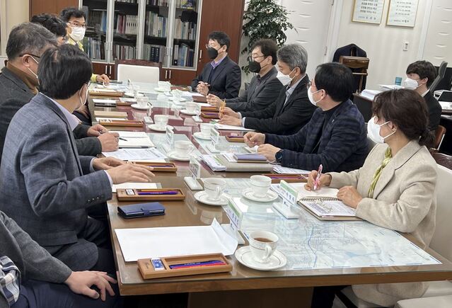 ▲ 경북도는 21일 구미시청에서   구미 소재 기업들의 사업 재편으로 인한 지역민들의 우려가 커지면서 지역 경제에 미치는 영향과 기업의 현장 애로사항을 청취하고 해결방안을 모색하기 위해 현장 간담회를 개최했다.ⓒ구미시
