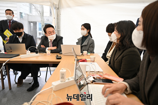 ▲ 윤석열 대통령 당선인이 23일 오전 서울 종로구 인수위에서 취재진들과 만나 대화를 나누고 있다. ⓒ뉴데일리DB