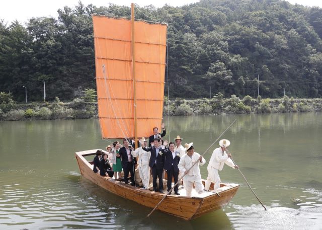 ▲ 괴산 목도백중놀이 축제 중 소금배 재현 모습.ⓒ괴산군